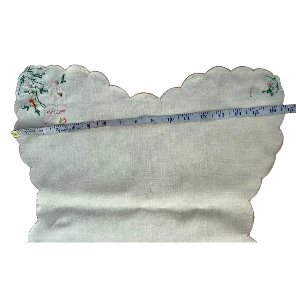 Hand-Appliquéd Linen Bun Warmer Cloth Scalloped Edges 18x16.75 VTG Floral
